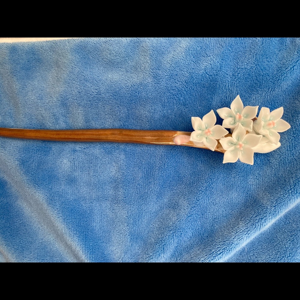 Ceramic hair pin with flowers